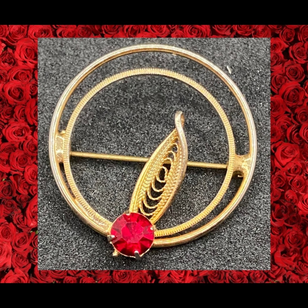 Vintage 12KGF spun gold red stone brooch - Picture 2 of 3